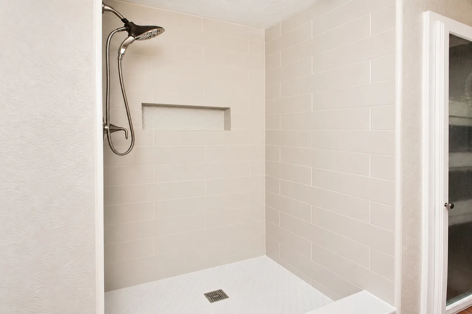 Curbless shower with recessed tile niche